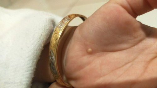 Seperti kutu air tapi dalamnya keras