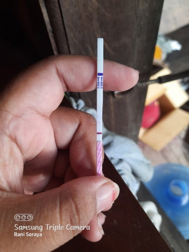 Telat 3 hari di tespack masih samar nunggu 5harian lagi semoga garisnya lebih jelas