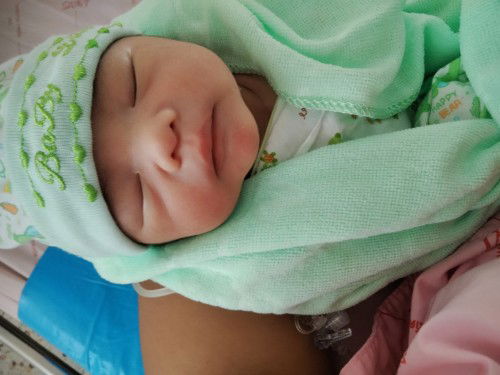 แตกแล้วจ้า นึกว่าจะไม่ยอมออกมาสะแล้ว  คลอด39+6w ตรงกับวันจักรีพอดีเลยจ้า