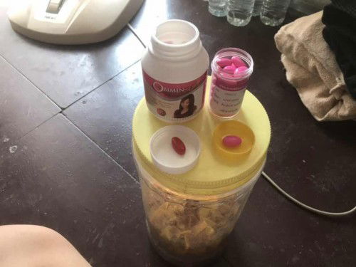 อยากสอบถามแม่ว่ายาตันไหนตีกว่ากันค่ะ ขวดสีขาวเป็นยาซื้อขวดใสเป็นของคลีนิค คือยากรู้ว่าอันไหนดีกว่ากันค่ะ