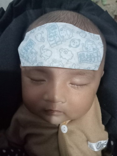 bun ank saya panas pke kompres plester ini ko gk nempel ya. apa gk cocok