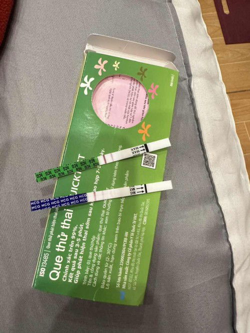 Em chậm kinh 2 ngày thử que lên 2 vạch nhưng chưa đi siêu âm. Đêm em bị ra nhiều khí hư lỏng như nc