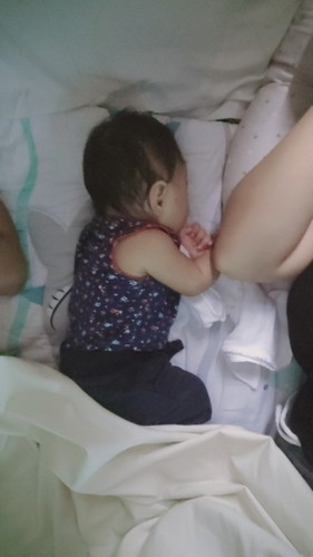 normal lang po ba sa kaka 2 months palang na baby ang matulog ng naka tagilid?