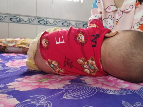 Con khó đi ị thì phải làm sao mọi người ạ