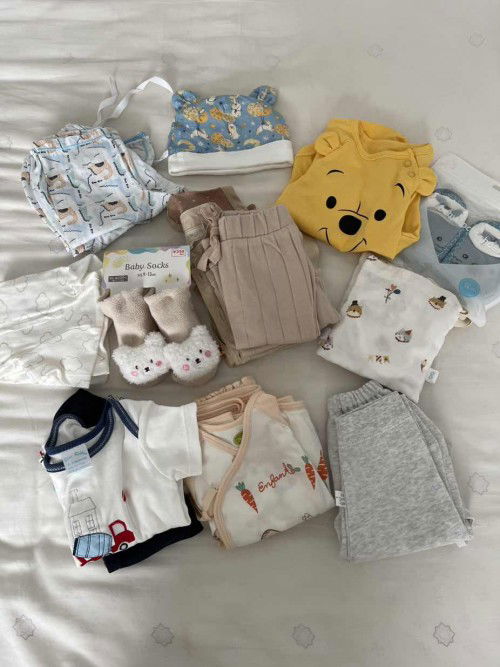 ส่งต่อเสื้อผ้าน้อง รวมส่งให้ด้วยค่ะ