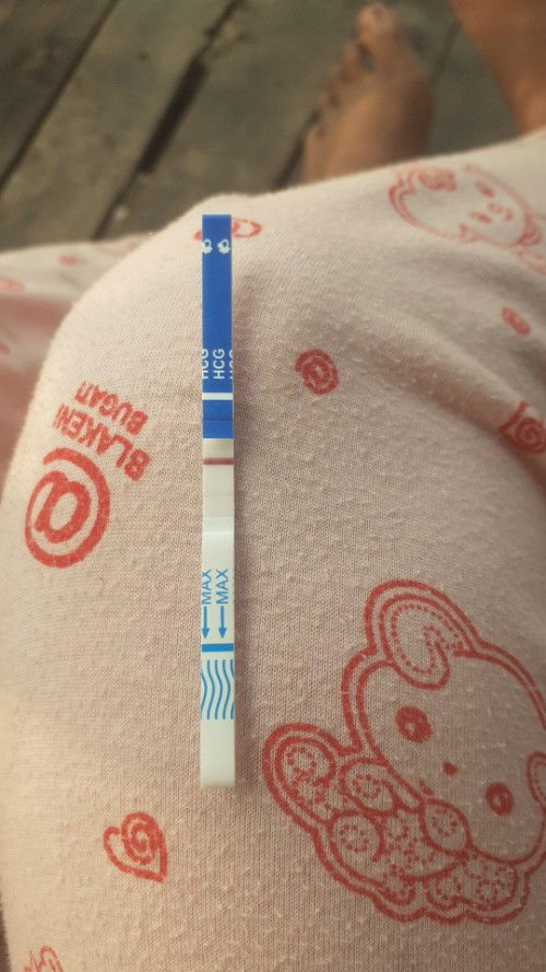 E trễ 10 ngày thử que 1 đậm 1 mờ vậy có chx ạ e bỏ vào có 3 phút thuii e lấy ra mẹ ck xem mẹ bảo có