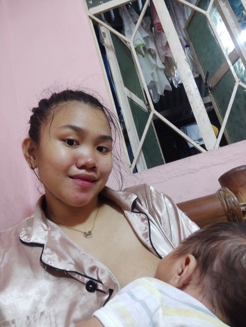 BREASTFEEDING MOM