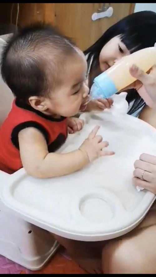 ช้อนป้อนอาหารลูกน้อย ใช้ดีบอกต่อ