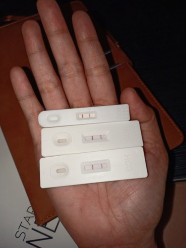 Nag pregnacy test kahapon asawa ko positive, tapos kinabukasan naman niregla sya, bakit kaya?