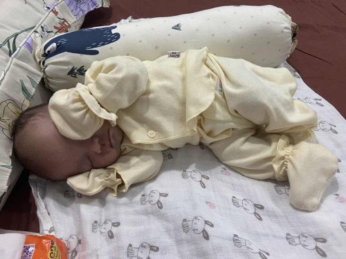Baby newborn pengen tidur miring terus