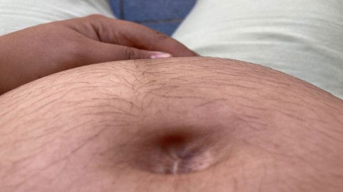 Semenjak hamil bulu di perut muncul dan banyak,,
Ada nggk bumil" yg sama ky aku