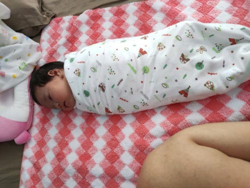 ลูก1เดือน2วันไม่ยอมนอนหรือสงบเองต้องห่อตัว