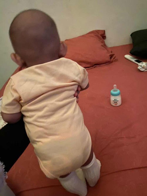Baby bertumpu dengan kaki