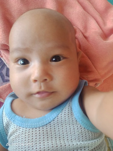 น้องได้5เดือนแล้วป้อนข้าวได้ยังคะช่วยตอบหนูหน่อยคะแม่