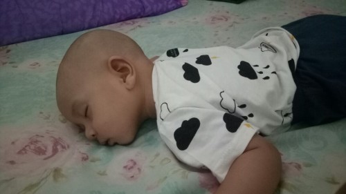 anak ku 3 bln 28 hari ku gunduli malah jadi sering masuk angin dan demam pula. apa bisa gitu?