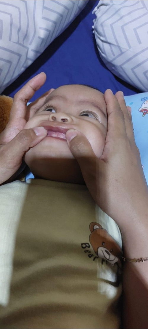 Belum tumgi di usia 8 bulan