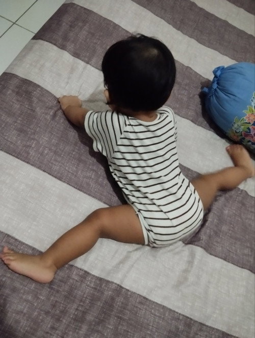 Bayi 10 suka maju mundurkan badan dan bokong