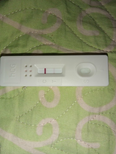 Ask ko lang po kung anu po ba ibig sabihin nito? Kasi faint yung isang line. Positive po ba to?