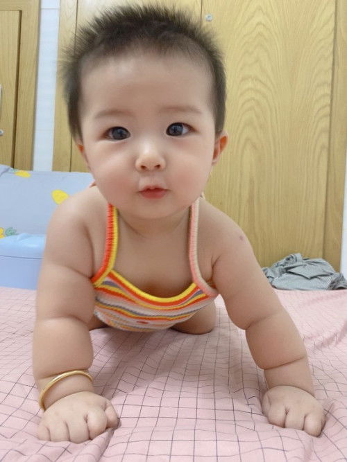 Con chào các cô hôm nay MaMa con đăng hình con thời điểm con 5 tháng ,con uống hoàn toàn từ sữa Mama