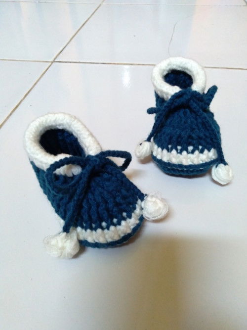 Selama trimester ke 2 ini saya sering mengantuk jadi saya buat kegiatan merajut sepatu bayi Bun