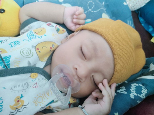 apakah kita masi tetap harus memberikan susu setiap 2 jam sekali , ketika bayi tertidur pulas .