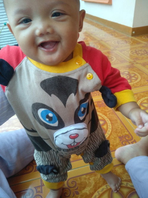 Bayi umur 3bln23hari,pinginya berdiri mulu