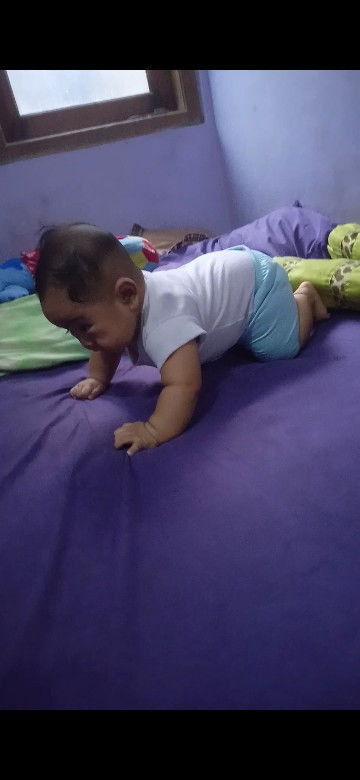 boleh gak sih skip milestone berguling pada bayi