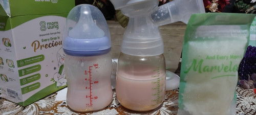 Semalam makan kerupuk hampos kalo di bandung namanya, 
Tiba2 asiku berubah warna jadi pink