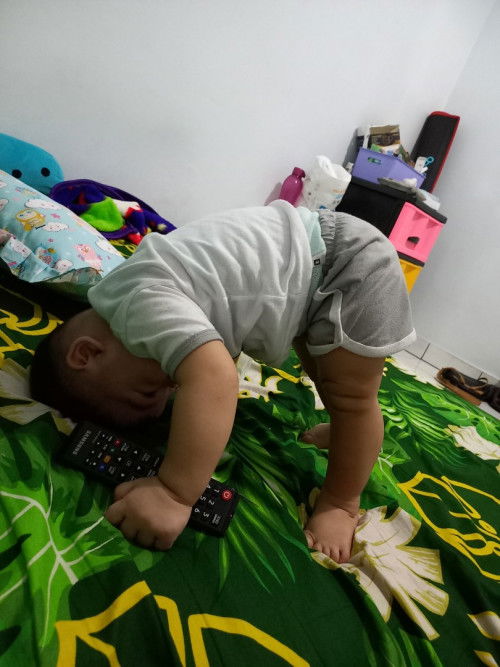 Bayi Suka Jungkir Balik