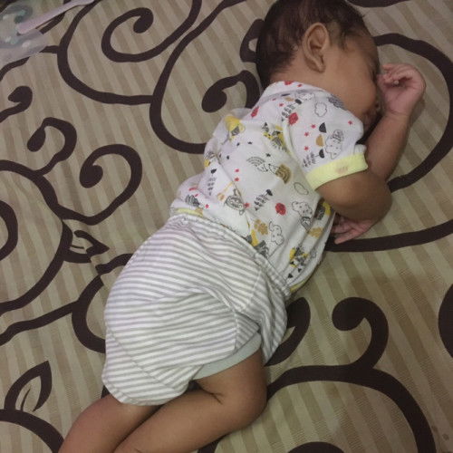 Bayi tidur miring