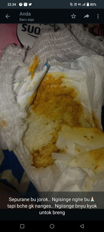 Maaf jorok bun , wajrnggk ya pup bayi usia 1 buln lbh 2mnggu sprti itu,, dnpupnya sehri 4-5 kali