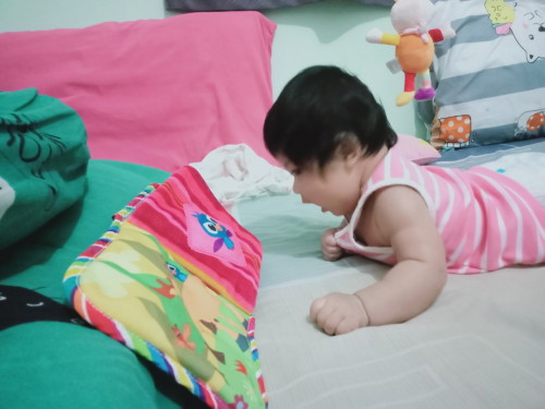 น้องอายุ 3เดือน 12วัน พลิกตัวคว่ำเองได้แล้ว