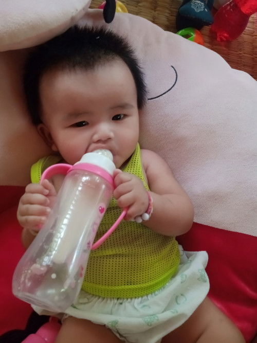 3เดือน27วันจับขวดกินเองได้เเล้วคร่าา💞ของเเม่ๆกี่เดือนกันค่ะ