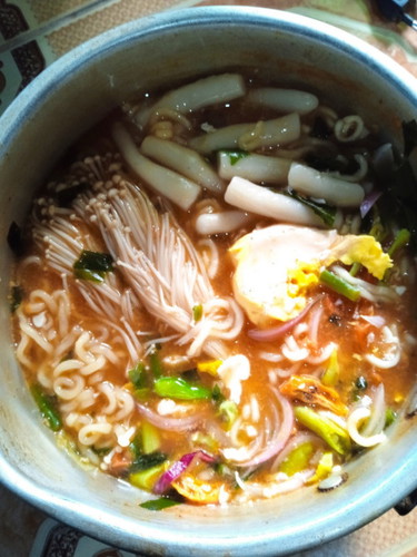 Bumi makan mie instan