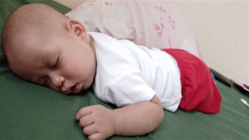 Adakah yang bayinya BB.a seret mulai usia 4 bulan ke 5 bulan.. bagi tips bun gmna biar naik BB.