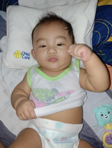 Ask ko lang po yellowish po ba sya worry lng po kasi ako sa kulay ng baby ko.