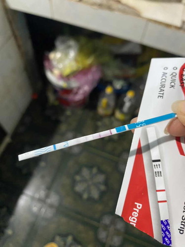 Các mom cho em hỏi em cấy phôi 2tuần 6ngày e test que vậy là có em bé chưa ạ? E thấy que như bị lỗi😔
