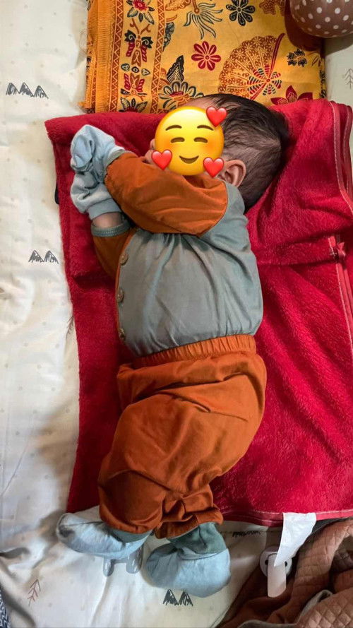 newborn tidur miring