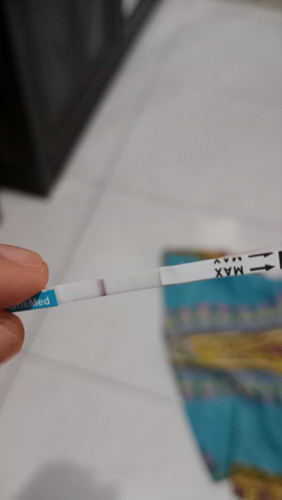 Bund mau tanya. Kalau seperti ini hasil garisnya sangat samar hamil atau tidak ya bund.