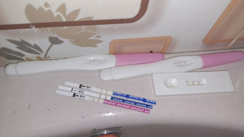 Aku udah testpack 8 kali dan semua hasilnya positif bunda.. tapi yg bikin khawatir wadah yg aku guna