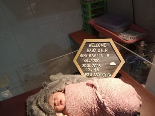 LAHIRAN normal dengan mata minus 4. HPL 23 Agustus Alhamdulillah sudah launching 30 Juli 😁