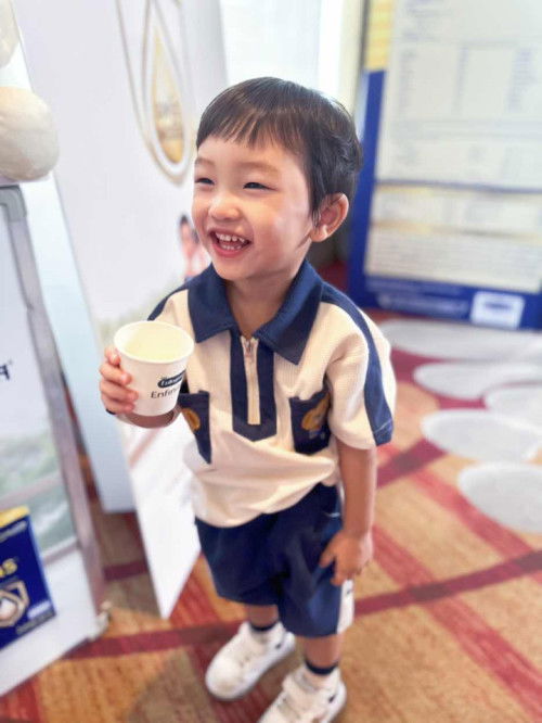 เอนฟาโกร เอนฟินิทัส นมสูตรใหม่ที่มีแลคโตเฟอร์ริน วัคซีนธรรมชาติในน้ำนมเหลือง 🥛✨