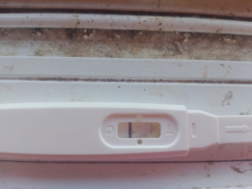 ขึ้นจางแบบนี้แปลว่าน้องมารึยังคะ ตรวจ2รอบก็จาง2รอบค่ะ จางมากเลยค่ะ ใครรู้บอกทีค่ะ