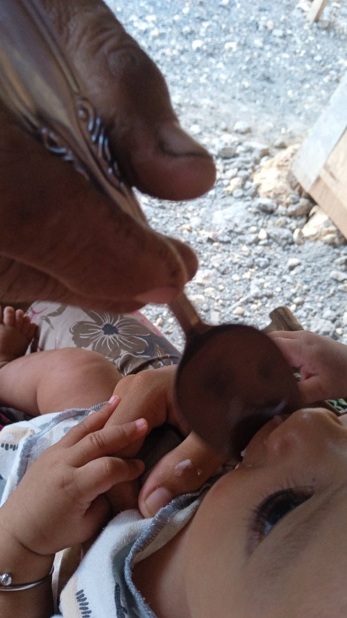 Bayi 4,5bulan disuapi kelapa muda