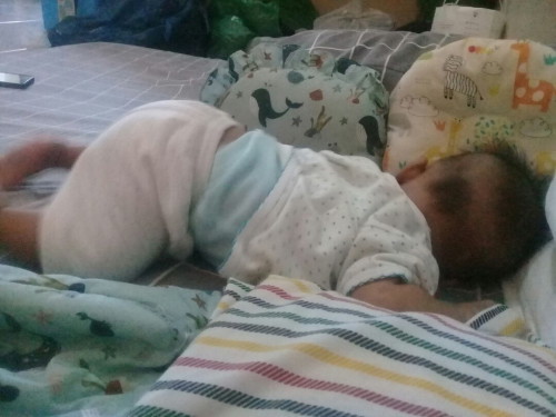 Bayi 4bulan kurang 5 hari mulai angkat pantat