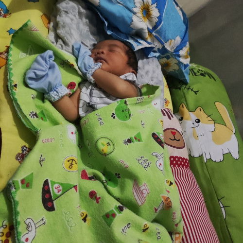 Berapa lama bayi harus di bedong?