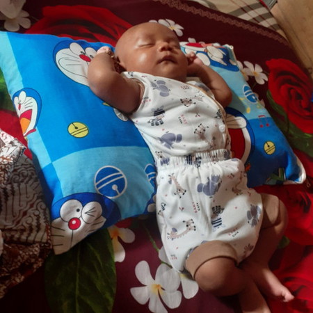 Bin boleh gak sih tidurin bayi pakai bantal gtu??