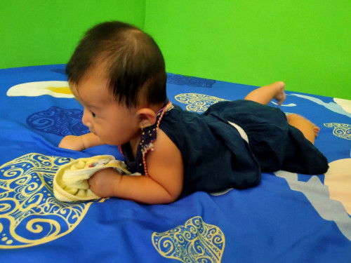 umur 3 bulan 20 hari sudah lancar tengkurap sendiri