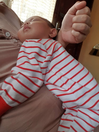 Bayi 2 bulan kalo tidur siang pingin nya nemplok ke saya aman ga yah bun?