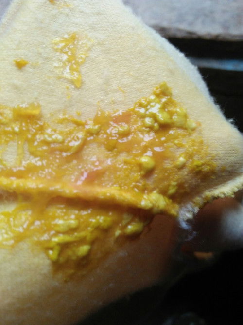 Maaf bunda2  kenapa ea pup anak saya berlendir dan mengumpal seprti itu dan sedikit ada bercak merah